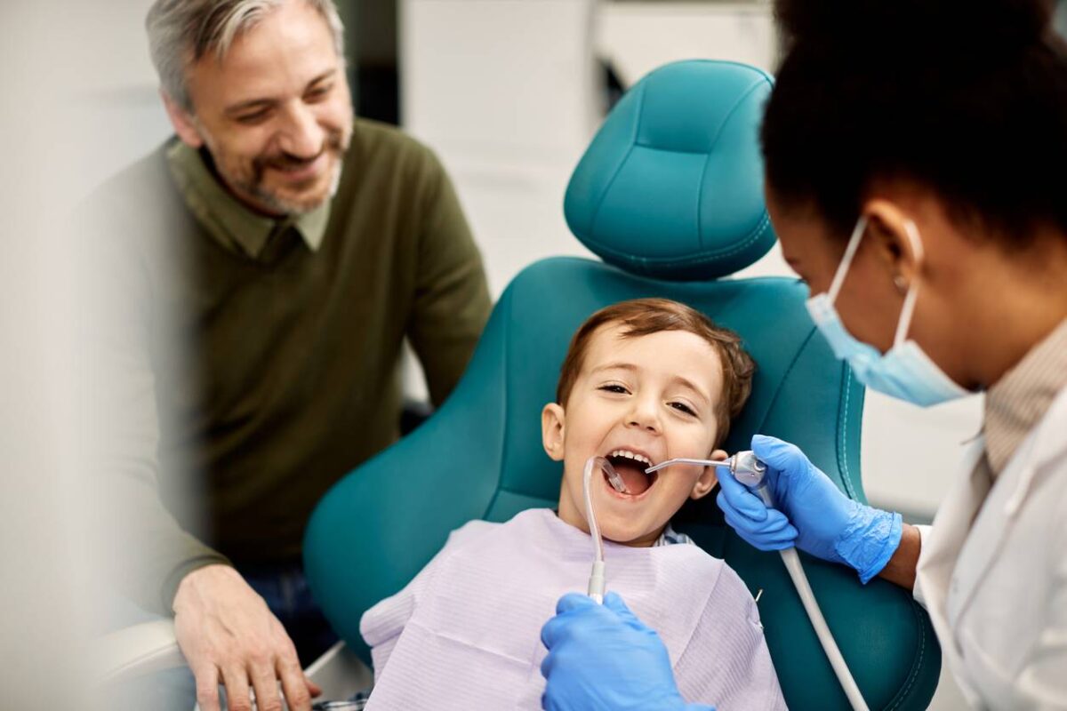 Dentiste expliquant l'hygiène bucco-dentaire de façon ludique