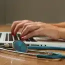 un médecin sur son ordinateur